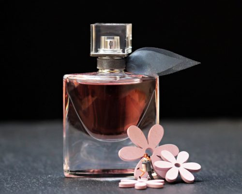 Perfumy damskie, które długo pachną – jak wybrać trwały zapach?