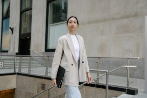 Eleganckie bluzki od TATUUM. Lista 5 modeli idealnych na każdą okazję