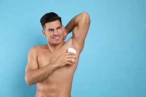 Czy codzienne stosowanie antyperspirantu to błąd
